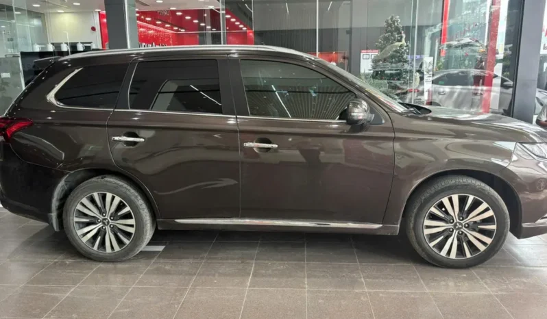 
								Mitsubishi Outlander 2.0 CVT Premium 2023 full									
