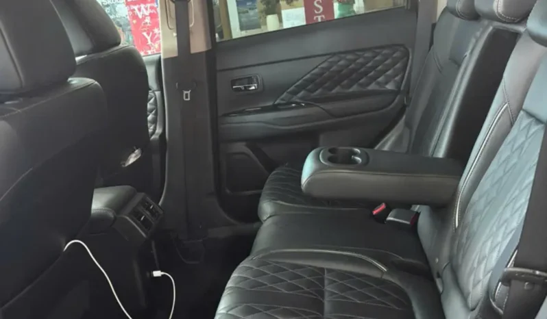 
								Mitsubishi Outlander 2.0 CVT Premium 2023 full									