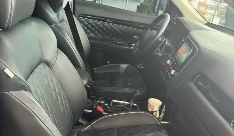 
								Mitsubishi Outlander 2.0 CVT Premium 2023 full									