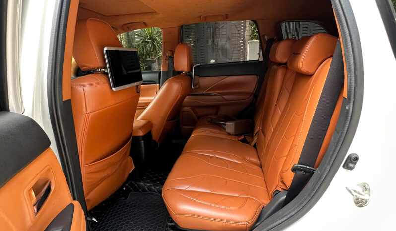
								Mitsubishi Outlander 2.0 CVT Premium 2018 full									